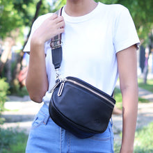 โหลดรูปภาพลงในเครื่องมือใช้ดูของ Gallery กระเป๋าหนังผู้หญิง /กระเป๋าหนังสะพายข้าง/กระเป๋าคาดอกผู้หญิง สีดำ B-BK-7266 (Lyra)