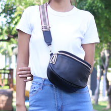 โหลดรูปภาพลงในเครื่องมือใช้ดูของ Gallery กระเป๋าหนังผู้หญิง /กระเป๋าหนังสะพายข้าง/กระเป๋าคาดอกผู้หญิง สีดำ B-BK-7266 (Lyra)