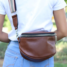 โหลดรูปภาพลงในเครื่องมือใช้ดูของ Gallery กระเป๋าหนังผู้หญิง /กระเป๋าหนังสะพายข้าง/กระเป๋าคาดอกผู้หญิง สีกาแฟ B-CBR-7266 (Lyra)