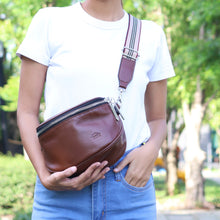 โหลดรูปภาพลงในเครื่องมือใช้ดูของ Gallery กระเป๋าหนังผู้หญิง /กระเป๋าหนังสะพายข้าง/กระเป๋าคาดอกผู้หญิง สีกาแฟ B-CBR-7266 (Lyra)