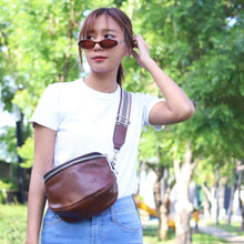 โหลดรูปภาพลงในเครื่องมือใช้ดูของ Gallery กระเป๋าหนังผู้หญิง /กระเป๋าหนังสะพายข้าง/กระเป๋าคาดอกผู้หญิง สีกาแฟ B-CBR-7266 (Lyra)