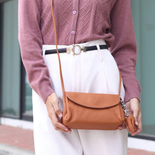 โหลดรูปภาพลงในเครื่องมือใช้ดูของ Gallery กระเป๋าหนังผู้หญิง /กระเป๋าหนังสะพายข้างผู้หญิง สีน้ำตาล รุ่น B-LBR-616 Mia