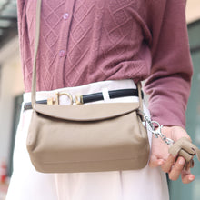 โหลดรูปภาพลงในเครื่องมือใช้ดูของ Gallery กระเป๋าหนังผู้หญิง /กระเป๋าหนังสะพายข้างผู้หญิง สีเบจ รุ่น B-BEI-616 Mia