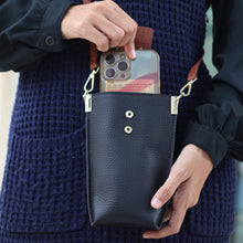 โหลดรูปภาพลงในเครื่องมือใช้ดูของ Gallery กระเป๋าหนังผู้หญิง /กระเป๋าหนังสะพายข้างผู้หญิง สีดำ รุ่น B-BK-8820 Lily