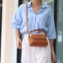 โหลดรูปภาพลงในเครื่องมือใช้ดูของ Gallery กระเป๋าหนังผู้หญิง /กระเป๋าหนังสะพายข้างผู้หญิง สีน้ำตาล รุ่น B-LBR-8841 Chloe