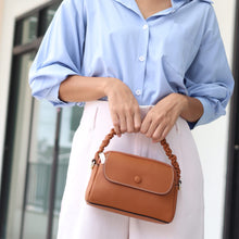 โหลดรูปภาพลงในเครื่องมือใช้ดูของ Gallery กระเป๋าหนังผู้หญิง /กระเป๋าหนังสะพายข้างผู้หญิง สีน้ำตาล รุ่น B-LBR-8841 Chloe