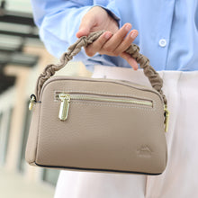 โหลดรูปภาพลงในเครื่องมือใช้ดูของ Gallery กระเป๋าหนังผู้หญิง /กระเป๋าหนังสะพายข้างผู้หญิง สีน้ำเบจ รุ่น B-BEI-8841 Chloe