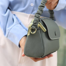 โหลดรูปภาพลงในเครื่องมือใช้ดูของ Gallery กระเป๋าหนังผู้หญิง /กระเป๋าหนังสะพายข้างผู้หญิง สีเขียวรุ่น B-GRE-8841 Chloe