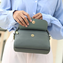 โหลดรูปภาพลงในเครื่องมือใช้ดูของ Gallery กระเป๋าหนังผู้หญิง /กระเป๋าหนังสะพายข้างผู้หญิง สีเขียวรุ่น B-GRE-8841 Chloe