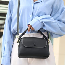 โหลดรูปภาพลงในเครื่องมือใช้ดูของ Gallery กระเป๋าหนังผู้หญิง /กระเป๋าหนังสะพายข้างผู้หญิง สีดำ รุ่น B-BK-8841 Chloe