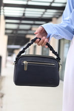 โหลดรูปภาพลงในเครื่องมือใช้ดูของ Gallery กระเป๋าหนังผู้หญิง /กระเป๋าหนังสะพายข้างผู้หญิง สีดำ รุ่น B-BK-8841 Chloe