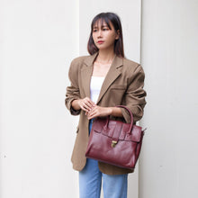 โหลดรูปภาพลงในเครื่องมือใช้ดูของ Gallery กระเป๋าหนังผู้หญิง/กระเป๋าหนังสะพายข้างผู้หญิง สีแดงเข้ม รุ่น B-RED-7282