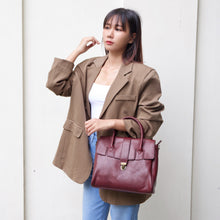 โหลดรูปภาพลงในเครื่องมือใช้ดูของ Gallery กระเป๋าหนังผู้หญิง/กระเป๋าหนังสะพายข้างผู้หญิง สีแดงเข้ม รุ่น B-RED-7282