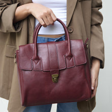 โหลดรูปภาพลงในเครื่องมือใช้ดูของ Gallery กระเป๋าหนังผู้หญิง/กระเป๋าหนังสะพายข้างผู้หญิง สีแดงเข้ม รุ่น B-RED-7282