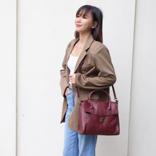 โหลดรูปภาพลงในเครื่องมือใช้ดูของ Gallery กระเป๋าหนังผู้หญิง/กระเป๋าหนังสะพายข้างผู้หญิง สีแดงเข้ม รุ่น B-RED-7282