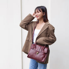 โหลดรูปภาพลงในเครื่องมือใช้ดูของ Gallery กระเป๋าหนังผู้หญิง/กระเป๋าหนังสะพายข้างผู้หญิง สีแดงเข้ม รุ่น B-RED-7282