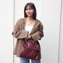 โหลดรูปภาพลงในเครื่องมือใช้ดูของ Gallery กระเป๋าหนังผู้หญิง/กระเป๋าหนังสะพายข้างผู้หญิง สีแดงเข้ม รุ่น B-RED-7282