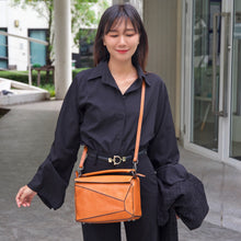 โหลดรูปภาพลงในเครื่องมือใช้ดูของ Gallery กระเป๋าหนังผู้หญิง/กระเป๋าหนังสะพายข้าง สีน้ำตาล รุ่น B-LBR-8011