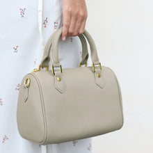 โหลดรูปภาพลงในเครื่องมือใช้ดูของ Gallery กระเป๋าหนังผู้หญิง /กระเป๋าหนังสะพายข้างผู้หญิง สีเบจ รุ่น B-BEI-8182 (Juno)