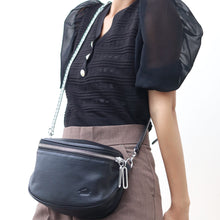 โหลดรูปภาพลงในเครื่องมือใช้ดูของ Gallery กระเป๋าหนังผู้หญิง /กระเป๋าหนังสะพายข้าง/กระเป๋าคาดอกผู้หญิง สีดำ B-BK-7266 (Lyra)