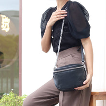 โหลดรูปภาพลงในเครื่องมือใช้ดูของ Gallery กระเป๋าหนังผู้หญิง /กระเป๋าหนังสะพายข้าง/กระเป๋าคาดอกผู้หญิง สีดำ B-BK-7266 (Lyra)