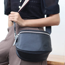 โหลดรูปภาพลงในเครื่องมือใช้ดูของ Gallery กระเป๋าหนังผู้หญิง /กระเป๋าหนังสะพายข้าง/กระเป๋าคาดอกผู้หญิง สีดำ B-BK-7266 (Lyra)