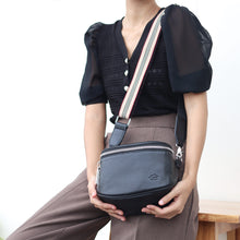 โหลดรูปภาพลงในเครื่องมือใช้ดูของ Gallery กระเป๋าหนังผู้หญิง /กระเป๋าหนังสะพายข้าง/กระเป๋าคาดอกผู้หญิง สีดำ B-BK-7266 (Lyra)