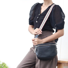 โหลดรูปภาพลงในเครื่องมือใช้ดูของ Gallery กระเป๋าหนังผู้หญิง /กระเป๋าหนังสะพายข้าง/กระเป๋าคาดอกผู้หญิง สีดำ B-BK-7266 (Lyra)