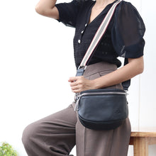 โหลดรูปภาพลงในเครื่องมือใช้ดูของ Gallery กระเป๋าหนังผู้หญิง /กระเป๋าหนังสะพายข้าง/กระเป๋าคาดอกผู้หญิง สีดำ B-BK-7266 (Lyra)