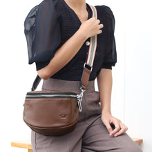 โหลดรูปภาพลงในเครื่องมือใช้ดูของ Gallery กระเป๋าหนังผู้หญิง /กระเป๋าหนังสะพายข้าง/กระเป๋าคาดอกผู้หญิง สีกาแฟ B-CBR-7266 (Lyra)