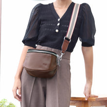 โหลดรูปภาพลงในเครื่องมือใช้ดูของ Gallery กระเป๋าหนังผู้หญิง /กระเป๋าหนังสะพายข้าง/กระเป๋าคาดอกผู้หญิง สีกาแฟ B-CBR-7266 (Lyra)