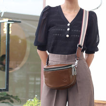 โหลดรูปภาพลงในเครื่องมือใช้ดูของ Gallery กระเป๋าหนังผู้หญิง /กระเป๋าหนังสะพายข้าง/กระเป๋าคาดอกผู้หญิง สีกาแฟ B-CBR-7266 (Lyra)