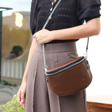 โหลดรูปภาพลงในเครื่องมือใช้ดูของ Gallery กระเป๋าหนังผู้หญิง /กระเป๋าหนังสะพายข้าง/กระเป๋าคาดอกผู้หญิง สีกาแฟ B-CBR-7266 (Lyra)