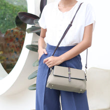 โหลดรูปภาพลงในเครื่องมือใช้ดูของ Gallery กระเป๋าหนังผู้หญิง /กระเป๋าหนังสะพายข้างผู้หญิง สีเบจ B-BEI-8845 (Iris)