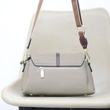 โหลดรูปภาพลงในเครื่องมือใช้ดูของ Gallery กระเป๋าหนังผู้หญิง /กระเป๋าหนังสะพายข้างผู้หญิง สีเบจ B-BEI-8845 (Iris)