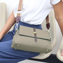 โหลดรูปภาพลงในเครื่องมือใช้ดูของ Gallery กระเป๋าหนังผู้หญิง /กระเป๋าหนังสะพายข้างผู้หญิง สีเบจ B-BEI-8845 (Iris)