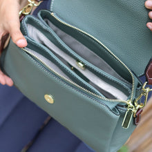 โหลดรูปภาพลงในเครื่องมือใช้ดูของ Gallery กระเป๋าหนังผู้หญิง /กระเป๋าหนังสะพายข้างผู้หญิง สีเขียวอ่อน B-GRE-8845 (Iris)