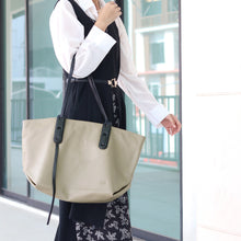 โหลดรูปภาพลงในเครื่องมือใช้ดูของ Gallery กระเป๋าหนังผู้หญิง /กระเป๋าหนังสะพายข้างผู้หญิง สีเบจ B-BEI-765 (Hilda)