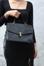 โหลดรูปภาพลงในเครื่องมือใช้ดูของ Gallery กระเป๋าหนังสะพายข้างผู้หญิง/กระเป๋าหนังแท้ผู้หญิง สีดำ รุ่น B-BK-1294