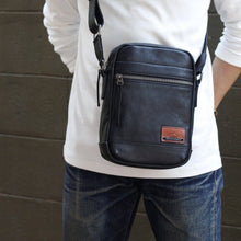 โหลดรูปภาพลงในเครื่องมือใช้ดูของ Gallery กระเป๋าหนังสะพายข้างผู้ชาย