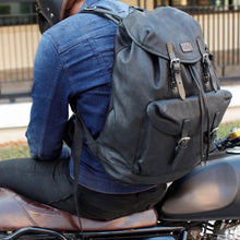 โหลดรูปภาพลงในเครื่องมือใช้ดูของ Gallery กระเป๋าเป้หนังผู้ชาย