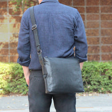 โหลดรูปภาพลงในเครื่องมือใช้ดูของ Gallery กระเป๋าหนังใส่โน๊ตบุ๊ค