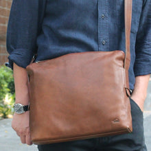 โหลดรูปภาพลงในเครื่องมือใช้ดูของ Gallery กระเป๋าหนังสะพายข้างผู้ชาย