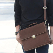 โหลดรูปภาพลงในเครื่องมือใช้ดูของ Gallery กระเป๋าหนังสะพายข้างผู้ชาย