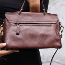 โหลดรูปภาพลงในเครื่องมือใช้ดูของ Gallery กระเป๋าหนังสะพายข้างผู้หญิง/กระเป๋าหนังแท้ผู้หญิง สีนํ้าตาล รุ่น B-CBR-1294