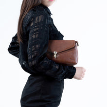 โหลดรูปภาพลงในเครื่องมือใช้ดูของ Gallery กระเป๋าหนังสะพายข้างผู้หญิง/กระเป๋าหนังแท้ผู้หญิง รุ่น Diana สินค้าขายดีรุ่นยอดนิยม