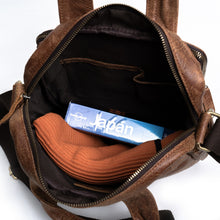 โหลดรูปภาพลงในเครื่องมือใช้ดูของ Gallery กระเป๋าหนังผู้ชาย/กระเป๋าหนังสะพายข้างผู้ชาย สีนํ้าตาล รุ่น B-LBR-1115