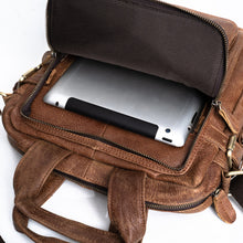 โหลดรูปภาพลงในเครื่องมือใช้ดูของ Gallery กระเป๋าหนังผู้ชาย/กระเป๋าหนังสะพายข้างผู้ชาย สีนํ้าตาล รุ่น B-LBR-1115