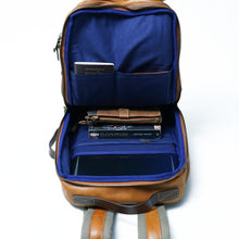 โหลดรูปภาพลงในเครื่องมือใช้ดูของ Gallery กระเป๋าเป้หนังผู้ชาย