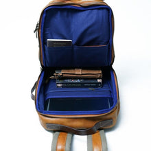 โหลดรูปภาพลงในเครื่องมือใช้ดูของ Gallery กระเป๋าเป้หนังผู้ชาย